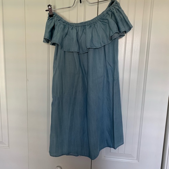 Lulus chambray off the shoulder dress - Picture 2 of 3